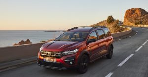 Der Dacia Jogger lässt sich nicht einfach in eine Kategorie der 7 Sitzer einordnen. Als Cross-Over Modell löst er den Kombi Logan MCV, den Van Lodgy sowie den Hochdachkombi Dokker ab. Früher nutzen die günstigen Dacia Modelle zwar ausgereifte aber auch veraltete Technologie aus dem Mutterkonzern Renault. Der neue Jogger basiert anders als seine Vorgänger der modernen Plattform CMF-B aus dem Renault, Nissan Mitsubishi Konzern. Der Jogger bietet trotz seiner gerade einmal 4,55 langen Karosserie eine dritte Sitzreihe im Innenraum: Die Ausstattungsvariante Essential ist bereits ab 14.770 EUR als 7-Sitzer erhältlich, jedoch eher spärlich ausgestattet. In der Ausstattungsvariante Extreme+ 7 bietet er nicht nur 7 Sitze sondern auch ein Navigationssystem, ﻿elektrische Parkbremse﻿, beheizbare Vordersitze, Tempomat, Leichtmetallfelgen, eine Rückfahrkamera sowie ein schlüsselloses Zugangssystem. Diese Variante wird ab 18.290 EUR angeboten. In der 7-Sitzer-Version lassen sich die Sitze der 3. Sitzreihe einzeln ausbauen. Sind diese ausgebaut, bietet der Jogger ein Kofferraumvolumen von 595 Litern. Sind sie jedoch eingebaut bleibt gerade einmal ein Stauraum von 160 Litern. Der Innenraum ist äußerst flexibel. Daca spricht von über 60 verschiedenen Möglichkeiten das Interieur zu konfigurieren: Durch Verschieben, Umklappen und Ausbauen der Sitze. Neben einem 110 PS starken Benzinmotor mit 110 PS steht auch ein Autogasmotor mit 100 PS zur Auswahl. Beide Motoren schöpfen ihre Kraft aus drei Zylindern und 1,0 Liter Hubraum und verfügen über ein 6-Gang-Getriebe. Ein Automatikgetriebe steht aktuell nicht zur Verfügung. Ab 2023 wird Dacia mit dem Jogger das erste Hybrid Modell der Marke anbieten, dann auch mit Automatik. Welcher ist der günstigste 7 Sitzer? Mit dem Jogger bietet die rumänische Marke Dacia viel Platz für wenig Geld und gewinnt aktuell das Wettrennen um den günstigsten 7 Sitzer auf dem europäischen Markt. .media.dacia.com/ Außenansicht